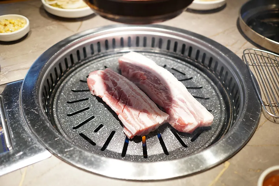 콩나물과 김치를 함께 구운 불판