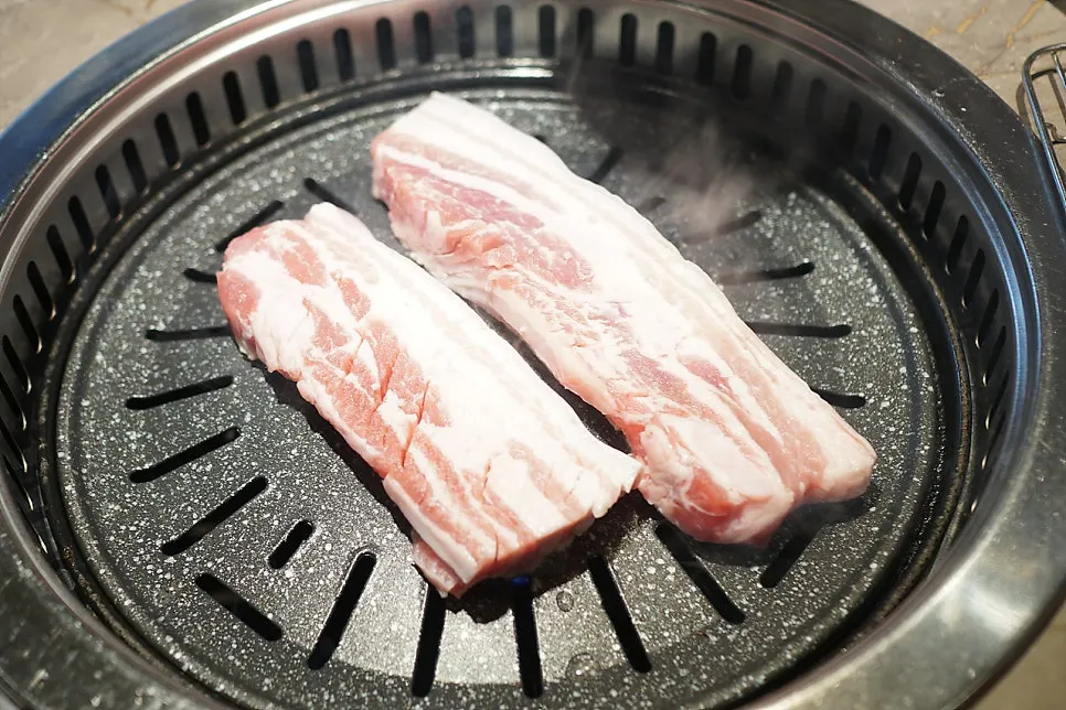다 구워진 숙성 오겹살 한 점