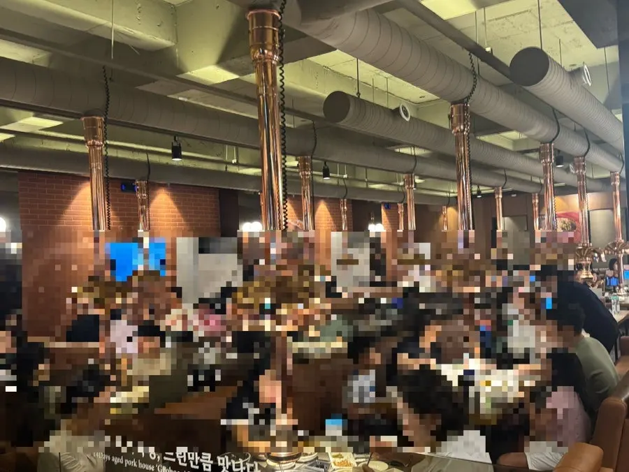 Spacious interior of Geobugi Dongne Namcheon Branch with plenty of seating