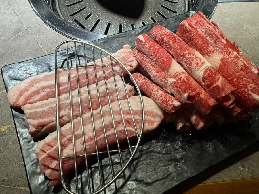 Close-up of the raw meat plate served in the set