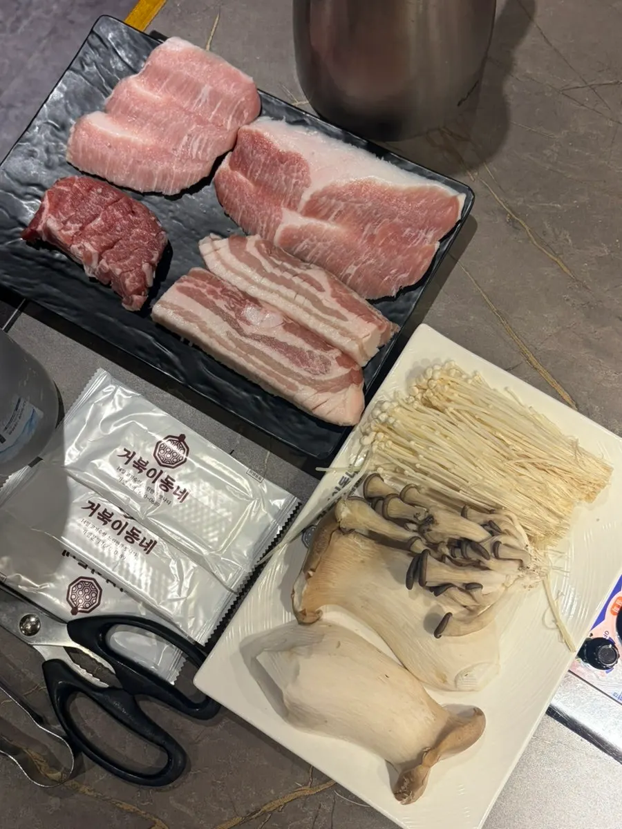Close-up of the couple set's different meat cuts
