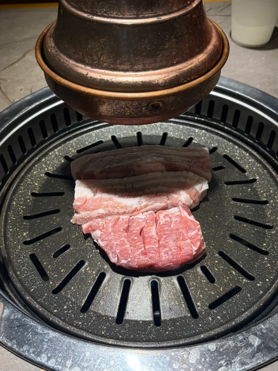 Grilling each cut of meat one by one on the pan