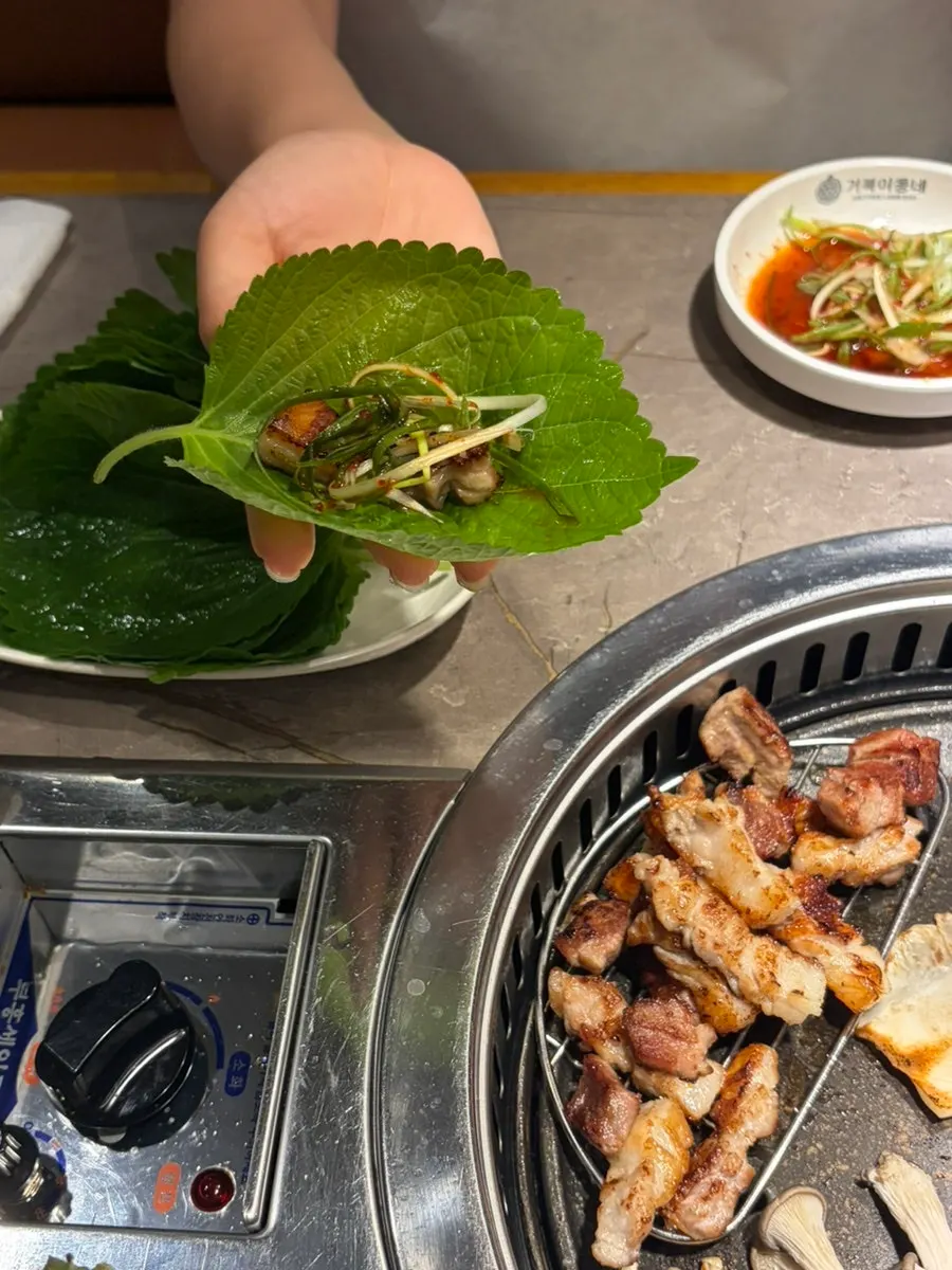 Lettuce wrap topped with meat and mushrooms