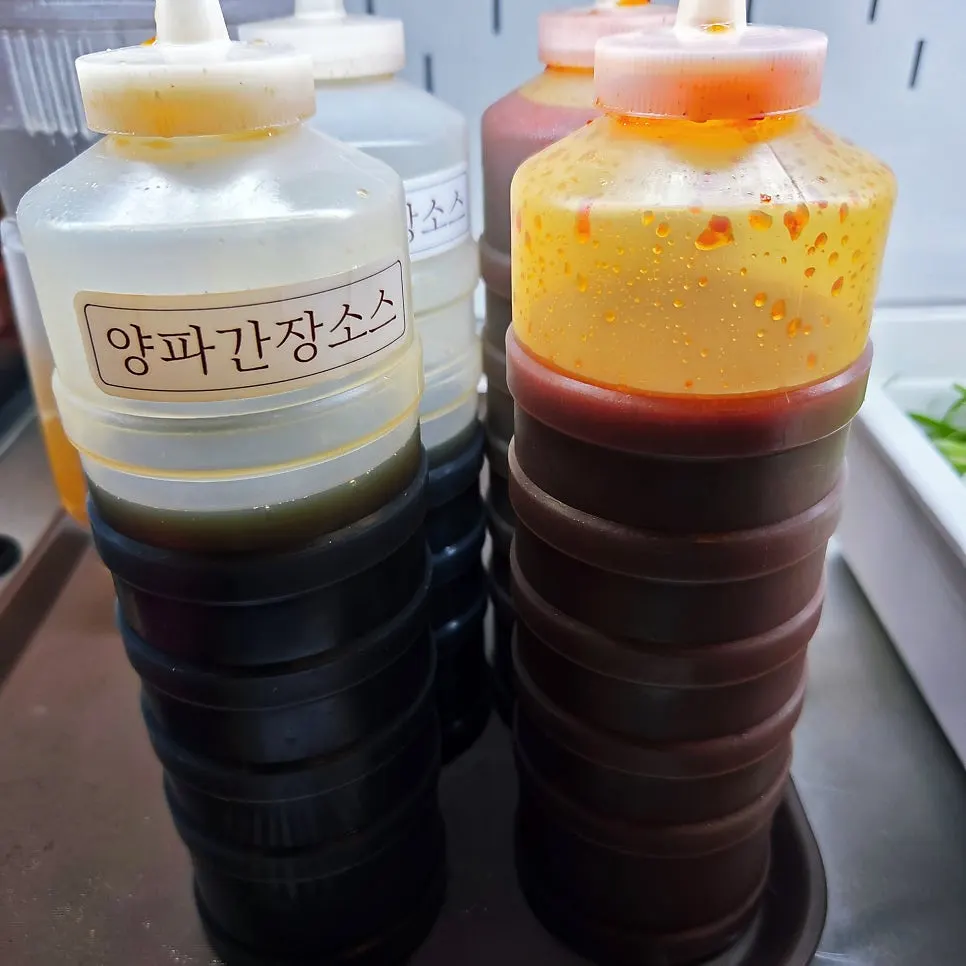 아이 식판과 수저가 준비된 셀프 코너