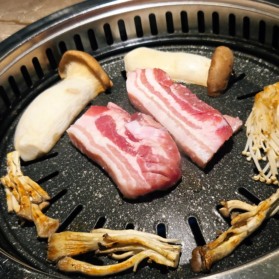 불판 위에서 구워지는 두툼한 숙성 삼겹살