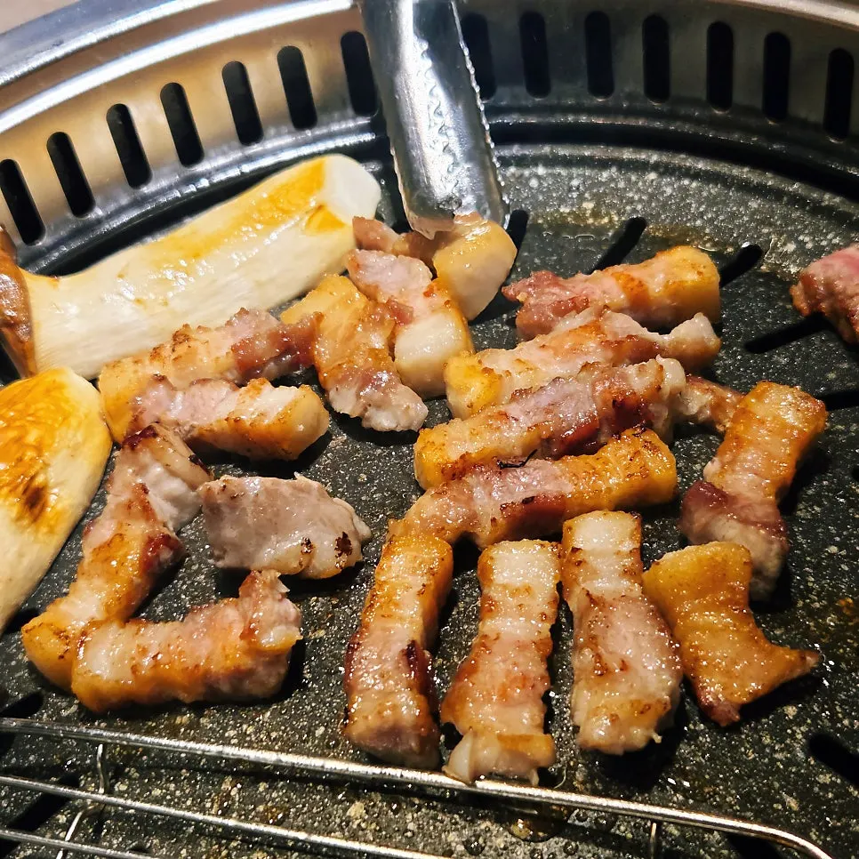 노릇하게 익어가는 삼겹살과 목살