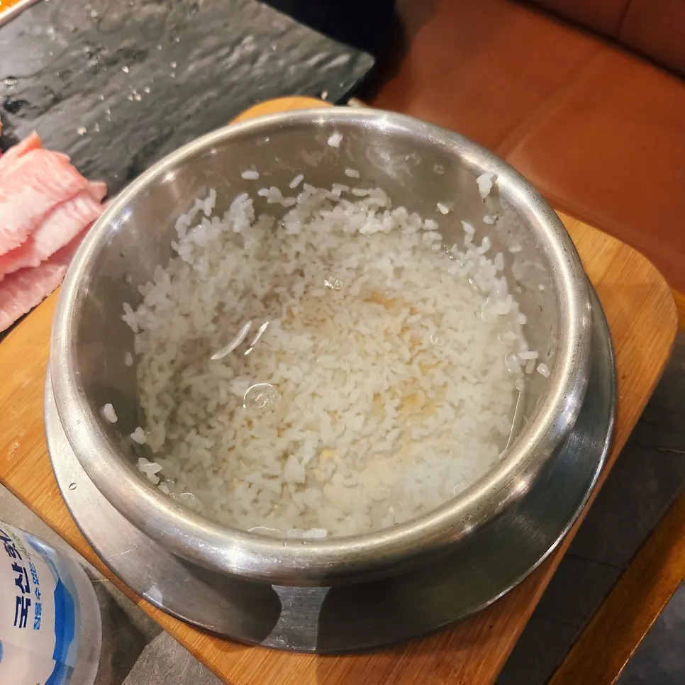 돌솥밥과 고기 한 상