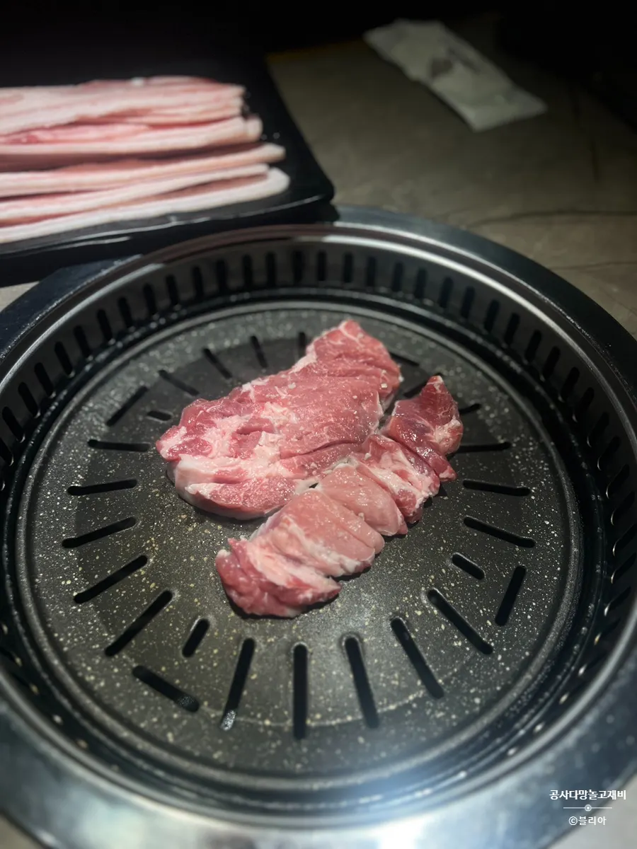 불판에서 앞뒤로 익히는 숙성 목살
