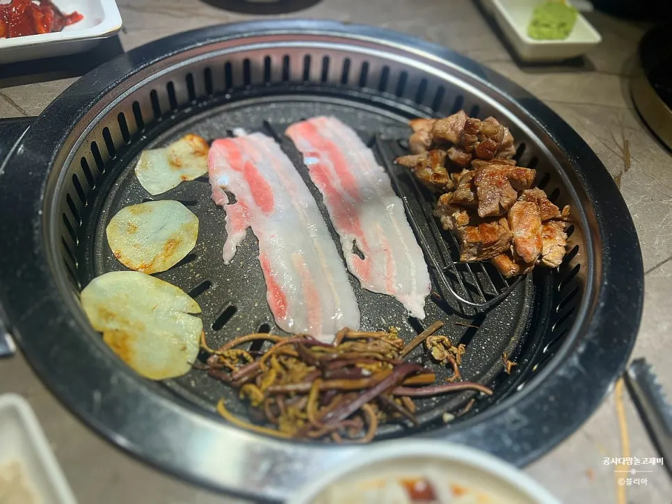 반으로 자른 급냉삼겹살 구이