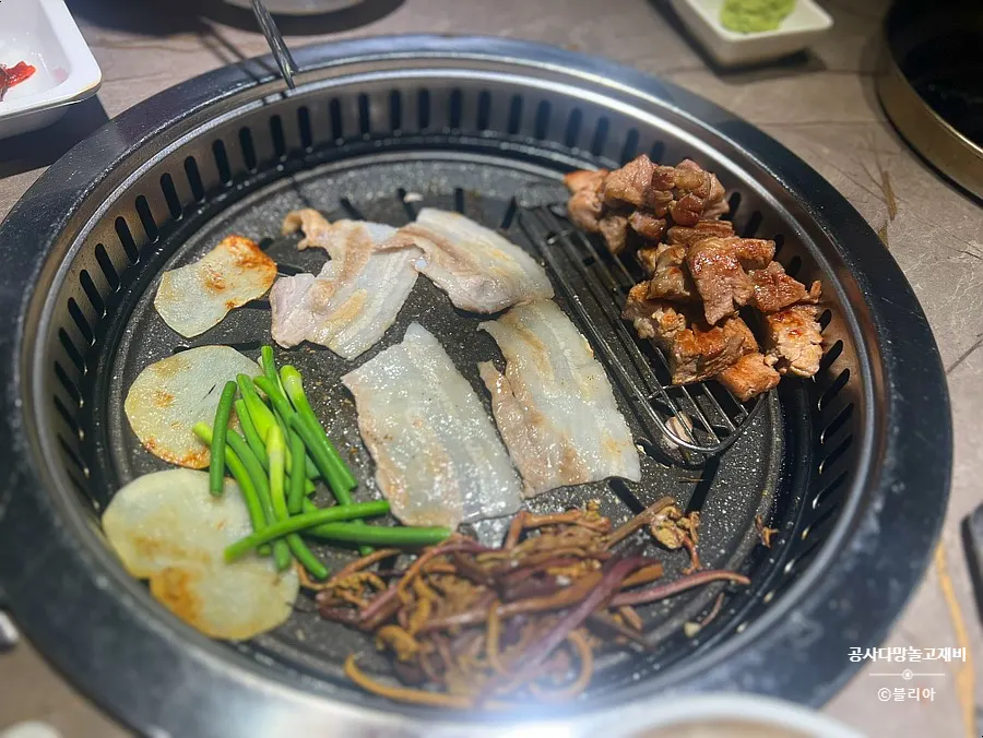 노릇하게 익은 급냉삼겹살 한 점