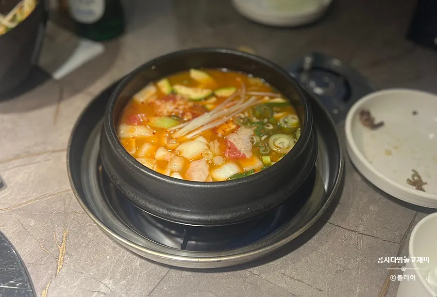 보글보글 끓는 된장찌개와 가마솥밥