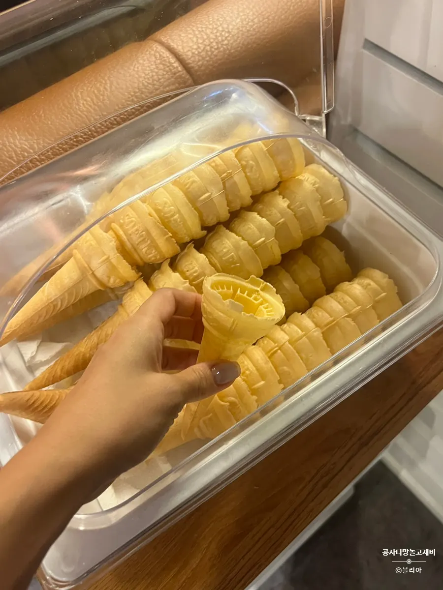 부드럽게 담긴 후식 소프트아이스크림