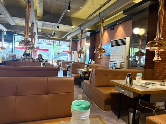 공간 구획이 잘 된 고기집 좌석
