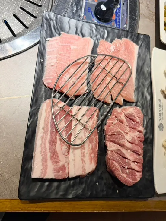 셀프바에서 담아온 반찬 한 상