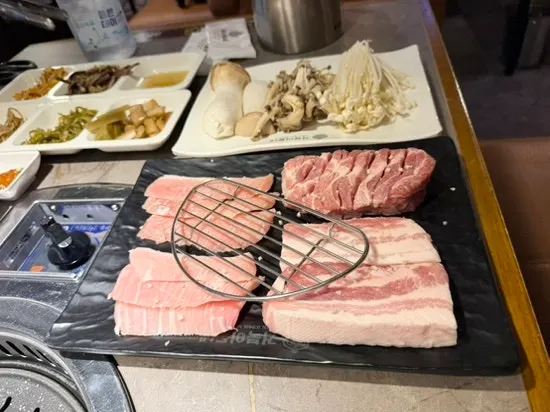 반찬과 쌈채소가 놓인 테이블