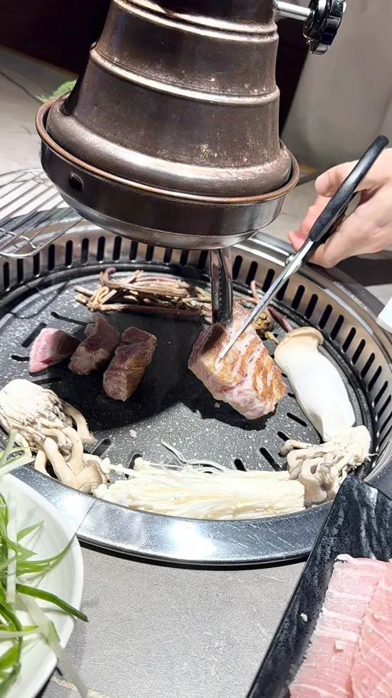 불판에 올리기 전 숙성 고기