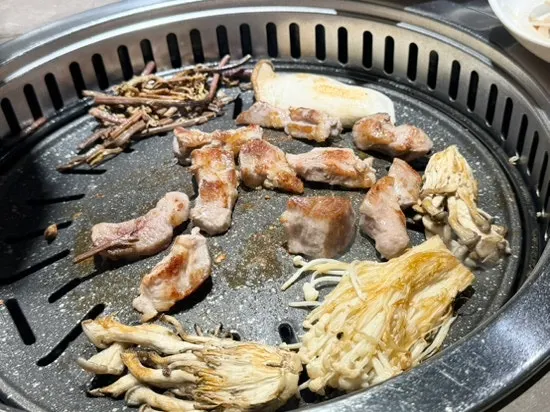 불판에서 구워지는 숙성 목살