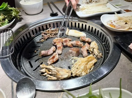 노릇하게 익은 목살 조각