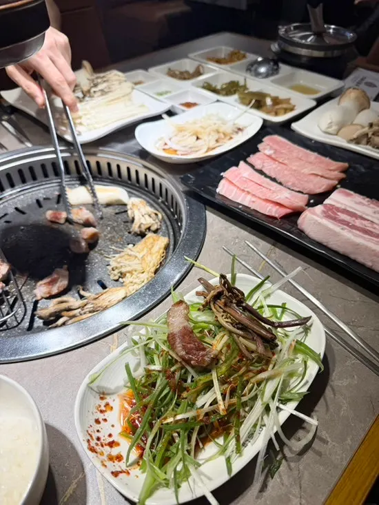 불판 가득 올린 버섯과 고기