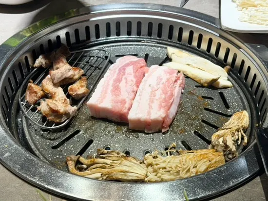 때깔 좋은 숙성 삼겹살