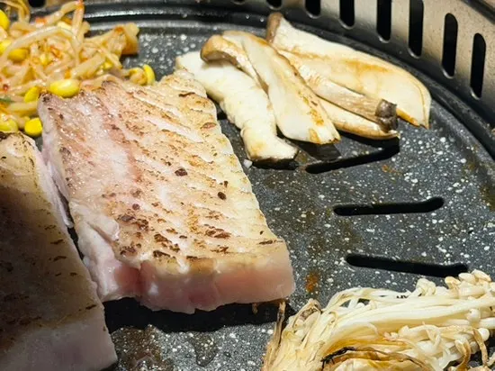 구워진 삼겹살과 항정살