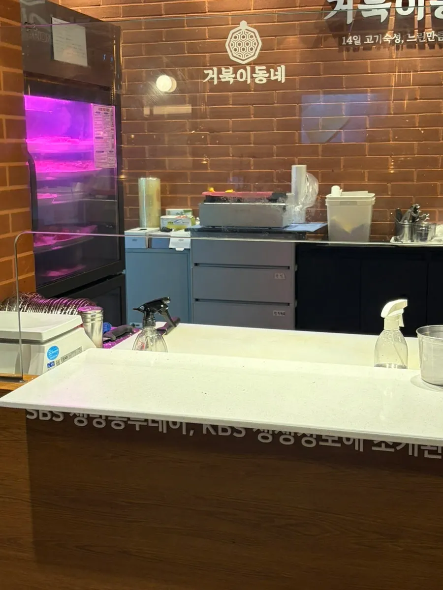 카운터 옆 숙성고기 냉장고 공간