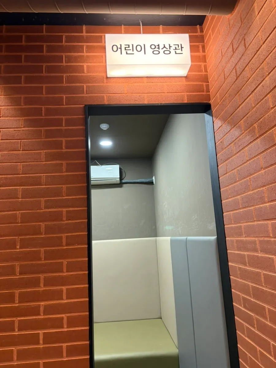 매장 안쪽 복도와 어린이 영상관 입구