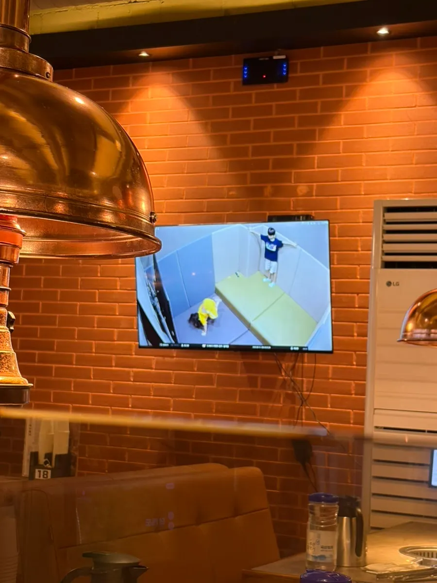어린이 상영관을 비추는 매장 벽면 CCTV 화면