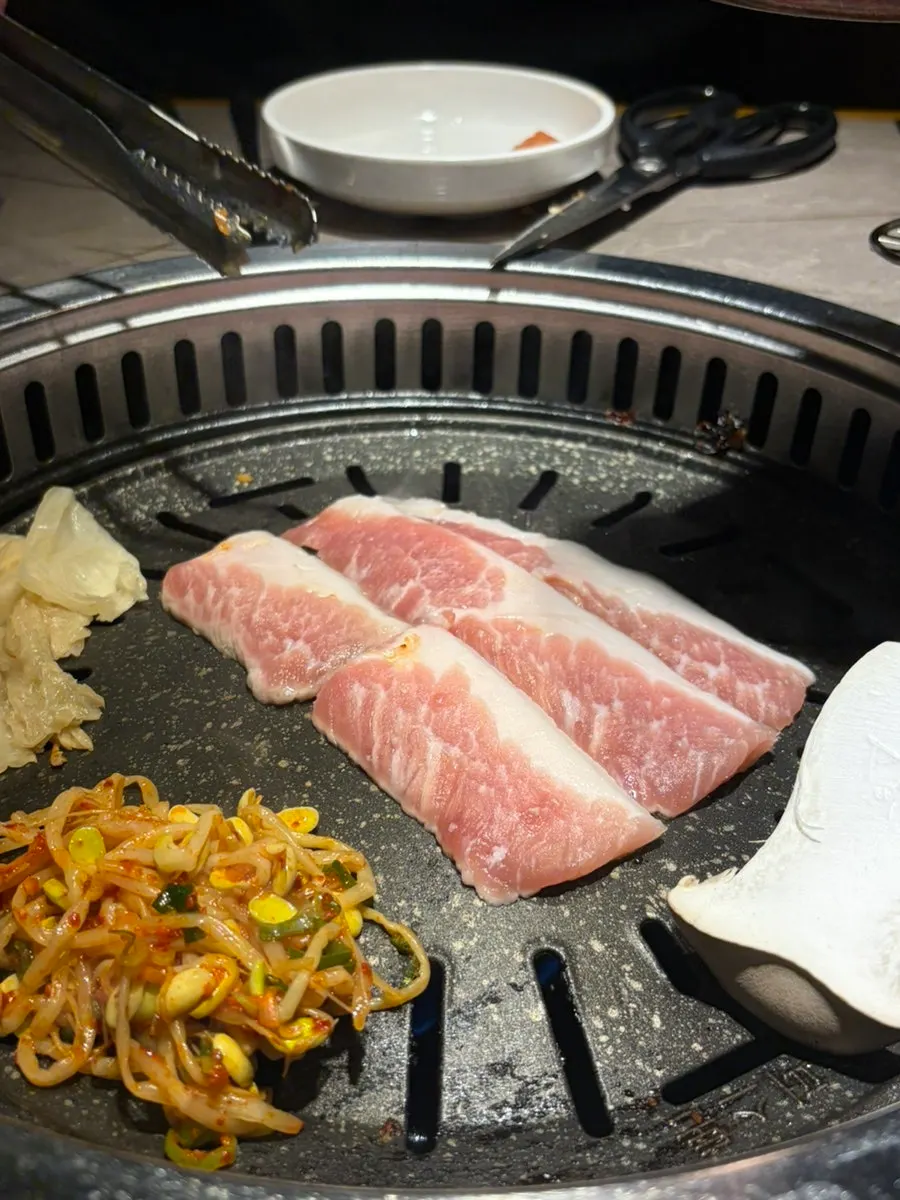 두툼하게 구워진 숙성 목살