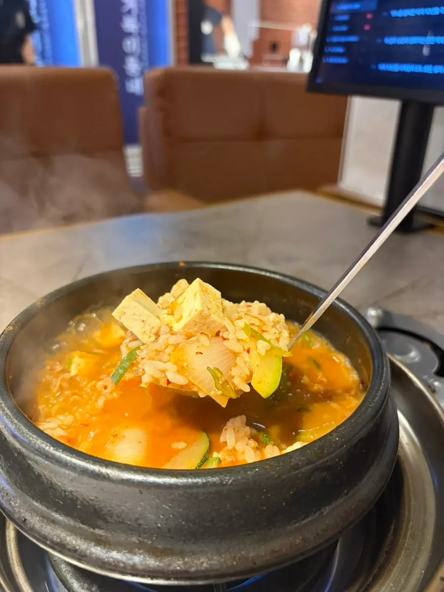테이블에서 끓고 있는 기본 된장찌개