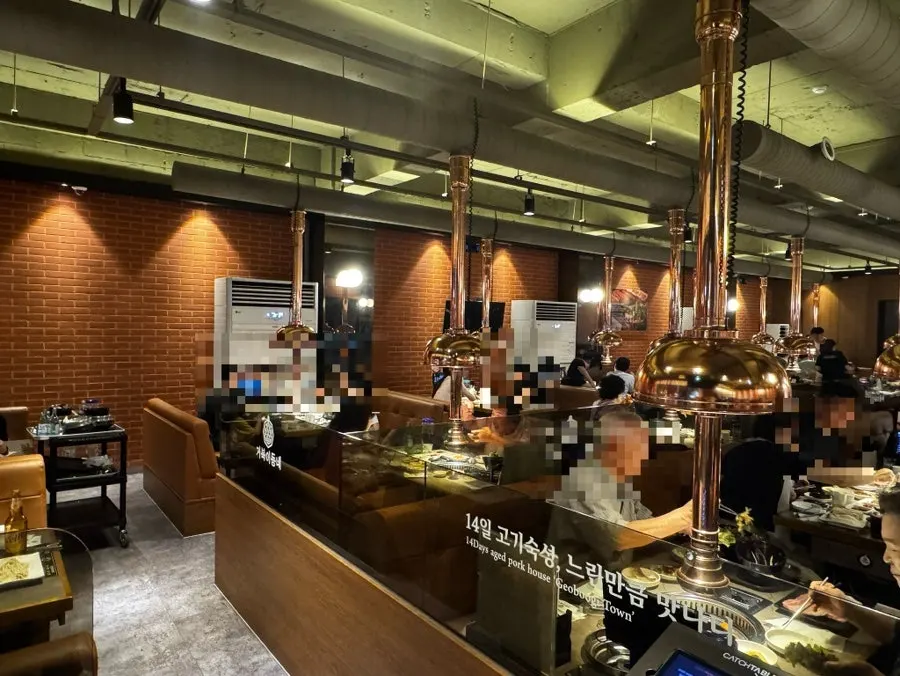 Busy BBQ restaurant dining hall on a Friday night