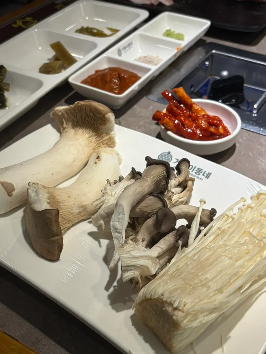 Assorted mushrooms served with the couple set