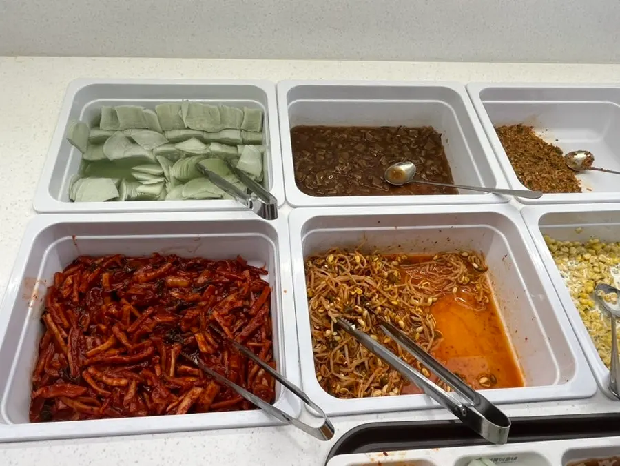 상추와 깻잎 등 쌈 채소가 놓인 셀프바