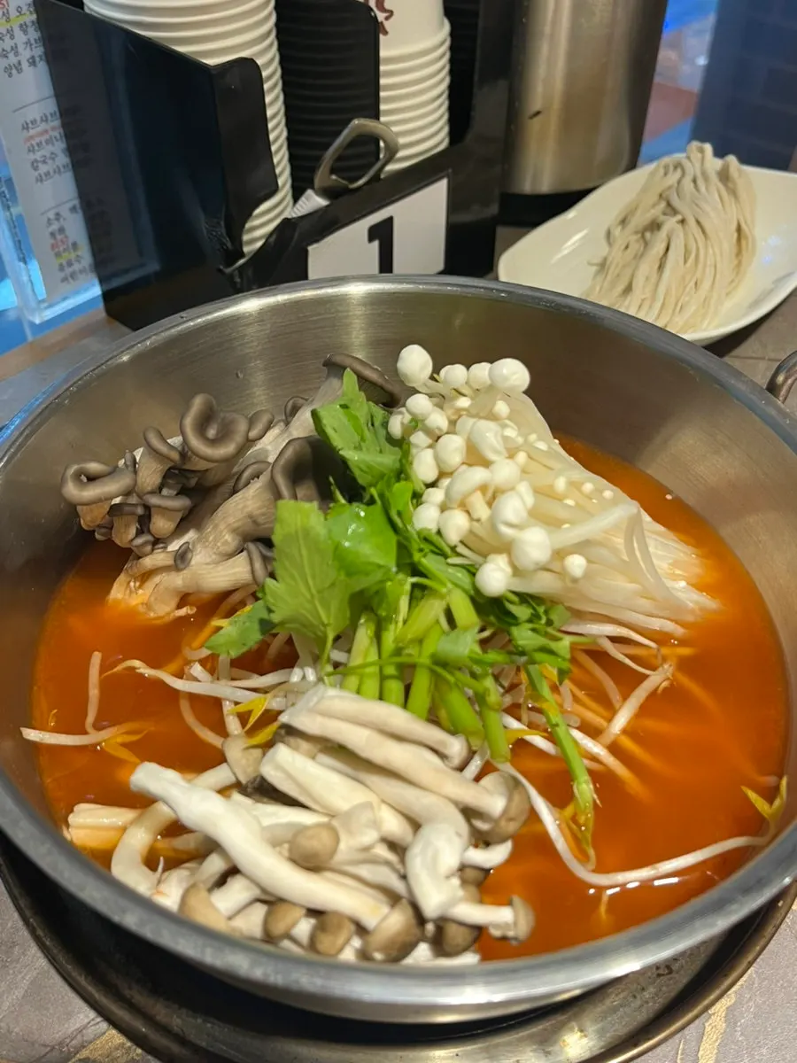 세트에 포함된 한우 대패와 생삼겹살 접시