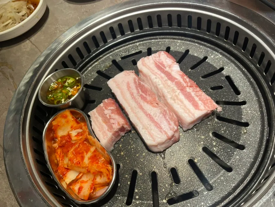미나리와 버섯, 칼국수 면사리 야채 접시