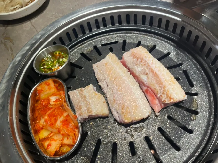 삼겹살과 샤브샤브 냄비가 함께 올라간 불판