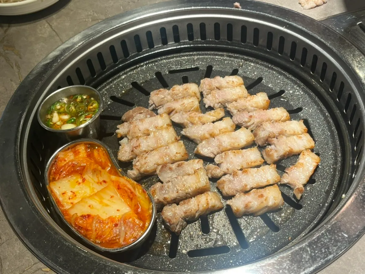불판에서 구워지는 칼집 삼겹살