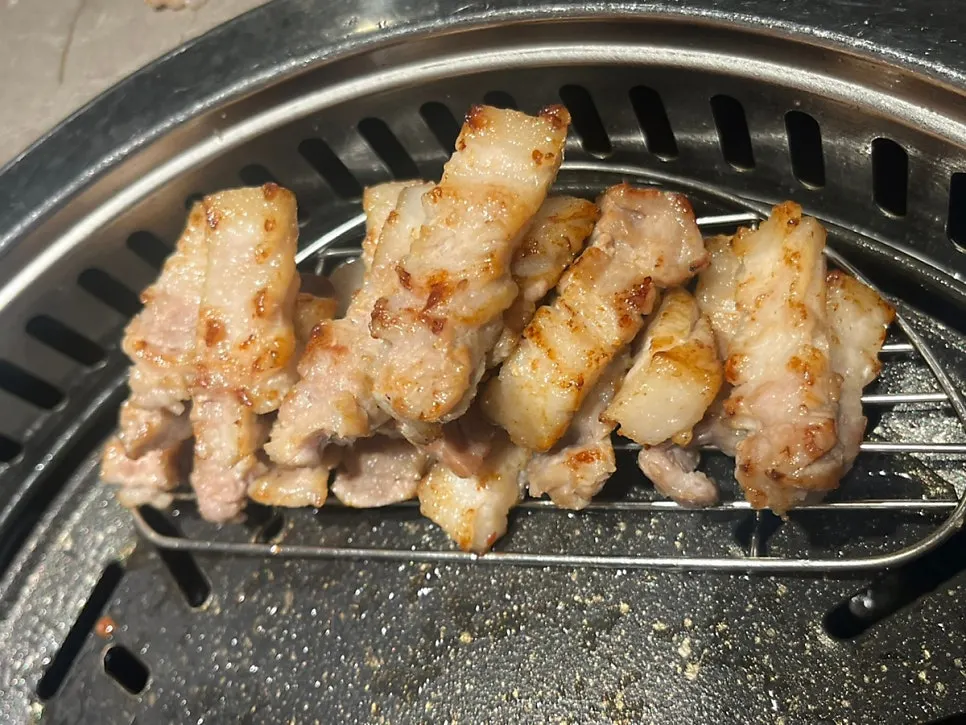 멜젓과 함께 익어가는 칼집 삼겹살