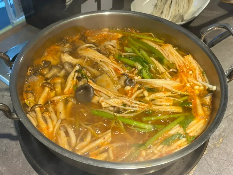 다 구워진 삼겹살과 셀프바 반찬 상차림