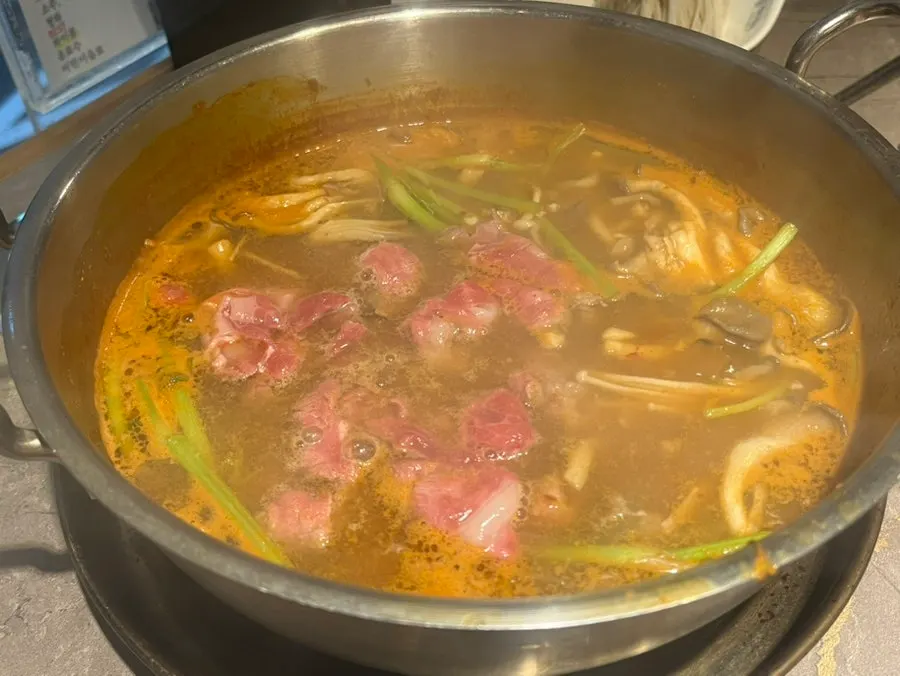 끓기 시작한 얼큰 샤브샤브 국물