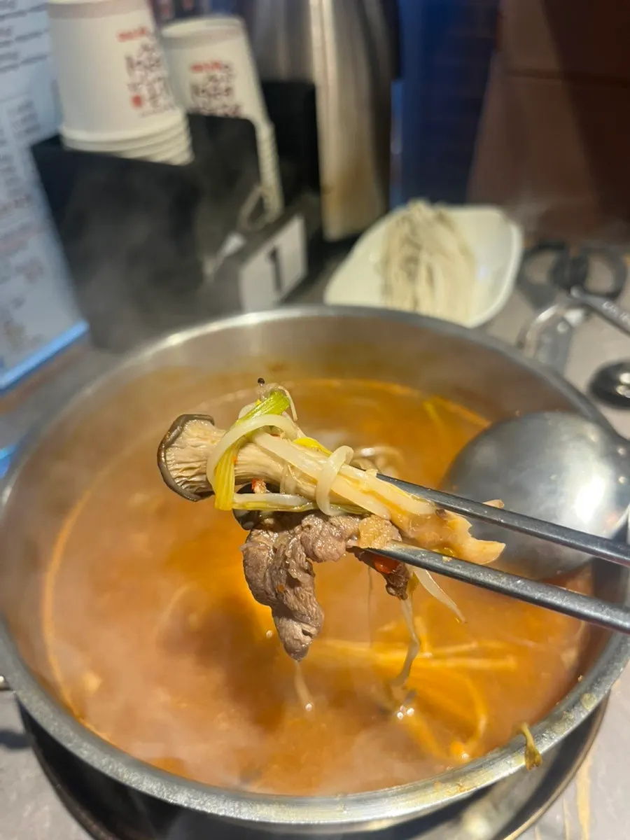 한우 대패를 넣어 익힌 얼큰 샤브샤브