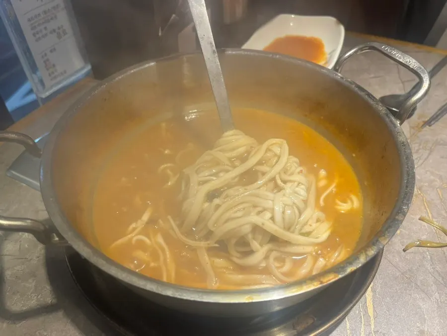 추가 주문한 샤브샤브 야채 접시