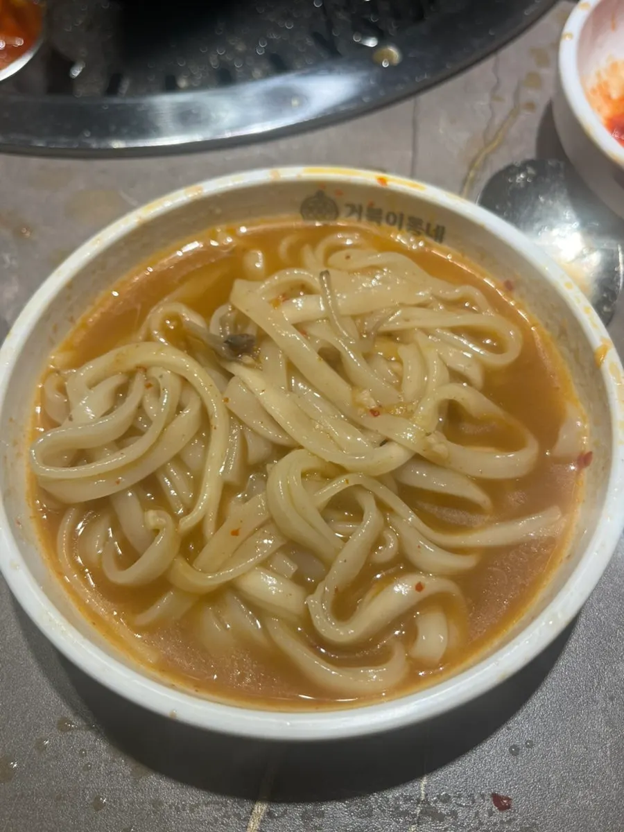 얼큰 국물에 넣어 끓인 칼국수 면