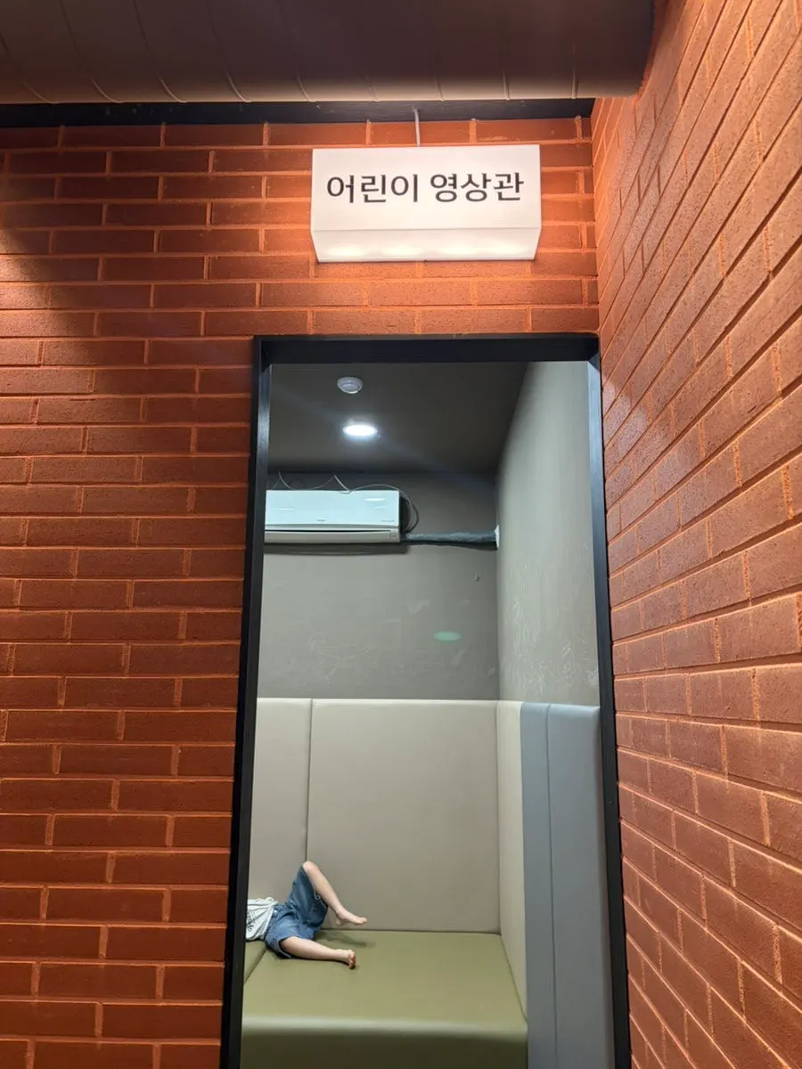 Interior of Geobugi Dongne Namcheon Branch with widely spaced tables