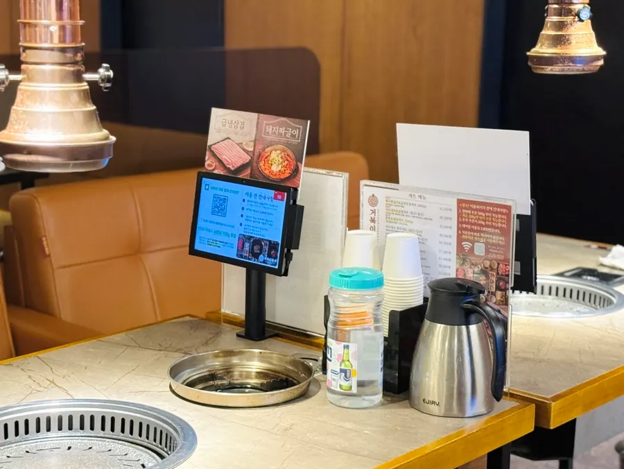 Basic side dishes prepared at Geobugi Dongne's self-service bar