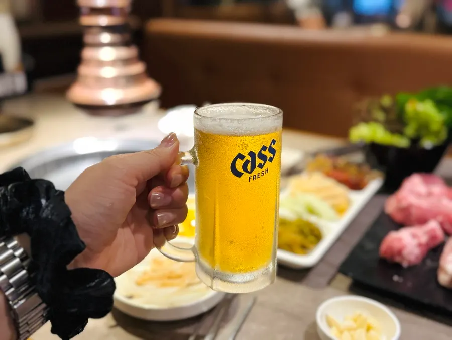 Draft beer and soft drinks ordered with the meat meal
