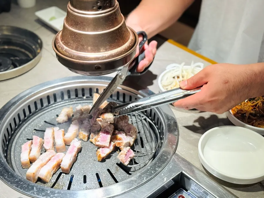 Pork belly and pork neck grilled at Geobugi Dongne