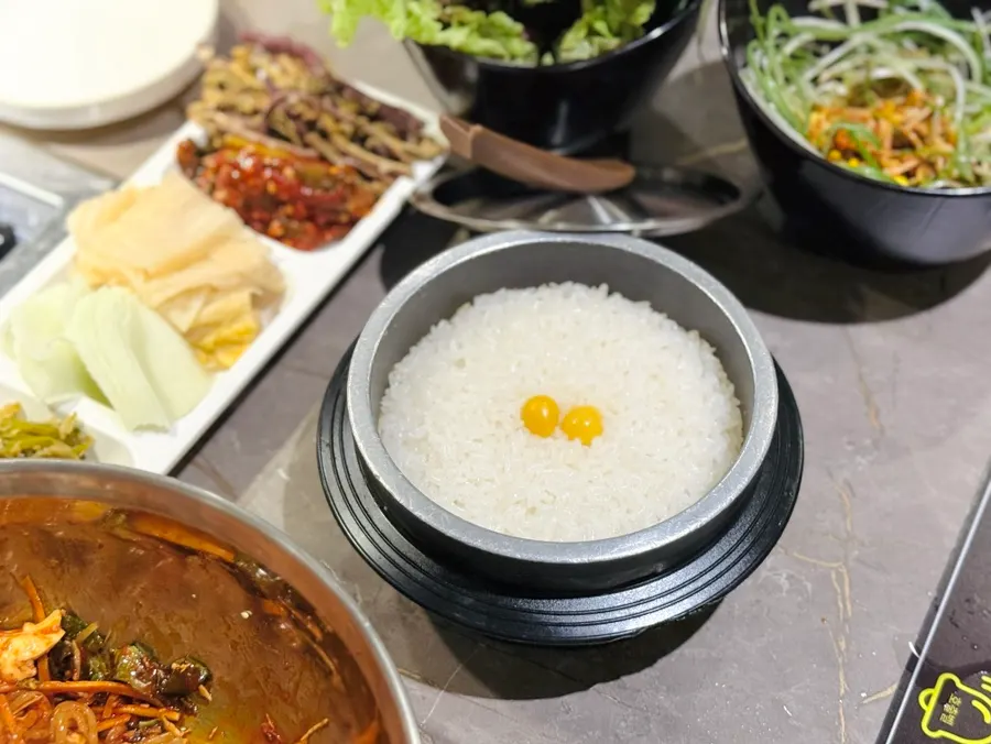 Large spicy vegetable jjolmyeon served with meat