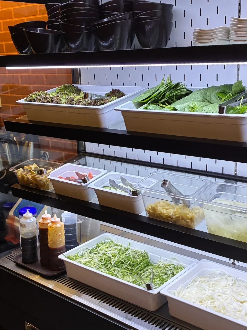 Choosing side dishes from the self-serve bar to taste