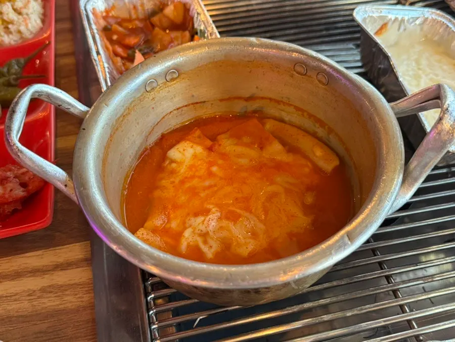 떡볶이와 함께 차려진 기본 밑반찬 상차림